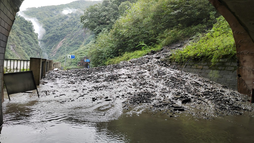 泥石流損壞的道路。臥龍特區供圖