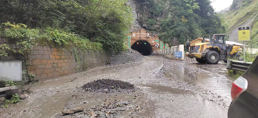 清理路面。臥龍特區供圖
