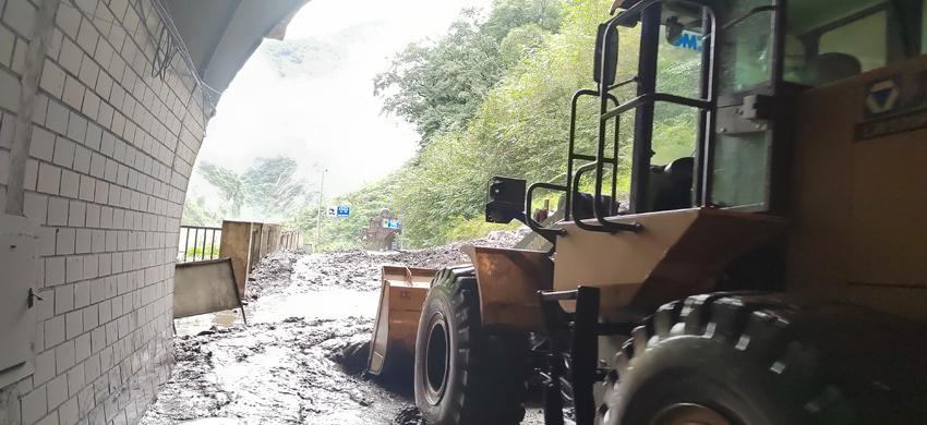 施工車輛正在清除道路上的淤泥。臥龍特區供圖
