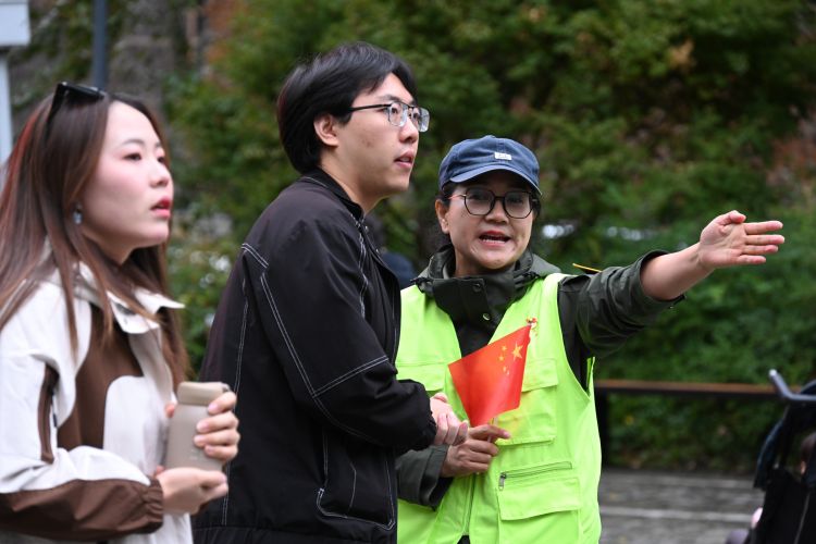 為游客做好溫馨服務(wù)。九管局供圖