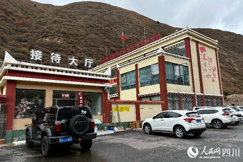 位于道孚縣鮮水鎮新江溝村的“興疆溝溫泉”酒店。人民網記者 朱虹攝