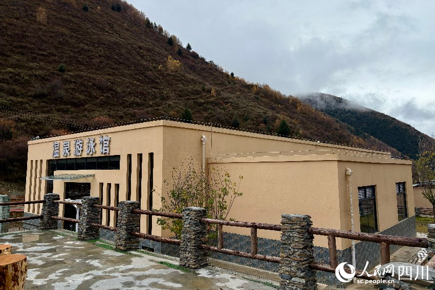 位于道孚縣鮮水鎮新江溝村的“興疆溝溫泉”酒店。人民網記者 朱虹攝