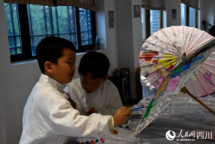 油紙傘博物館，孩子們沉浸在油紙傘繪制的快樂中。人民網(wǎng)記者 郭瑩攝