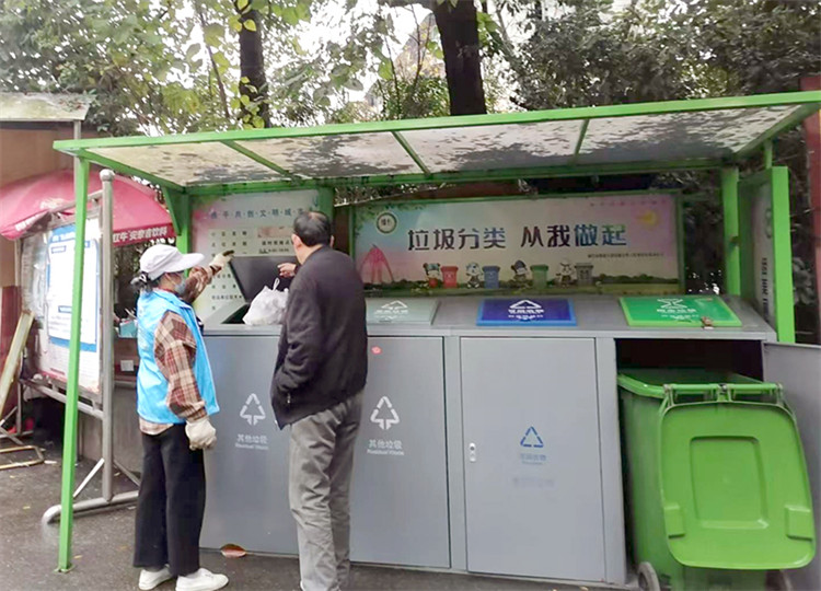 志愿者輔導市民垃圾分類。綿竹市融媒體中心供圖