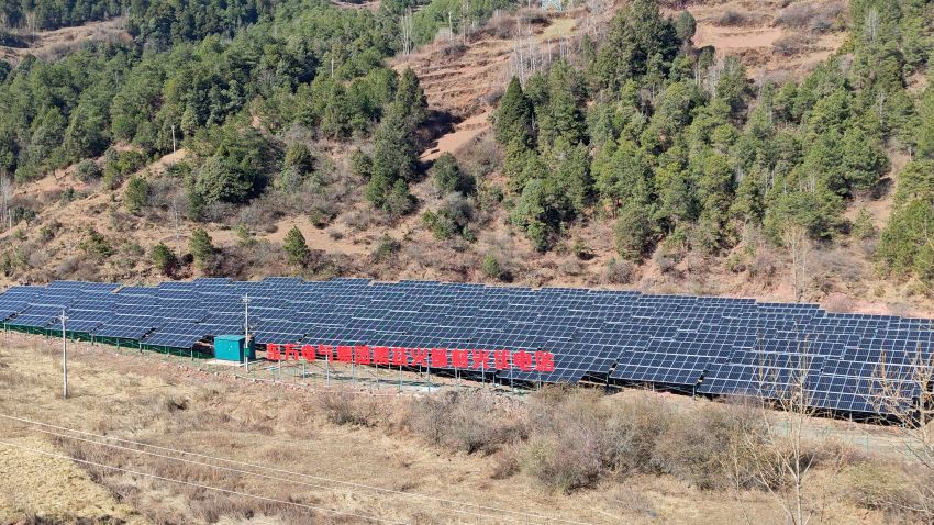 東方電氣集團(tuán)幫扶昭覺縣火普村光伏電站。東方電氣集團(tuán)供圖