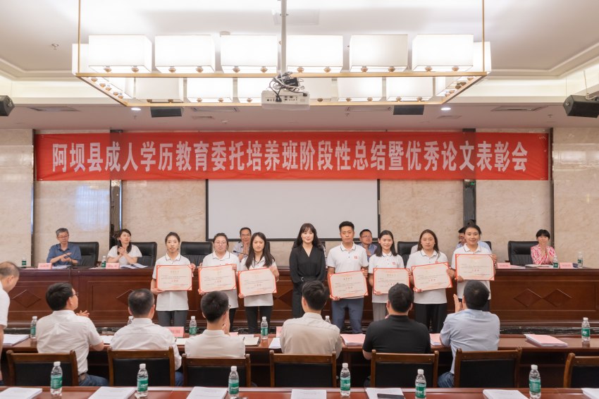 出資330萬元委托省交職院開設(shè)兩期“蜀道集團(tuán)—阿壩縣道路橋梁工程技術(shù)和機(jī)電運(yùn)營(yíng)維護(hù)技術(shù)”成人學(xué)歷教育培養(yǎng)班，培養(yǎng)100名阿壩縣籍交通技術(shù)人才。蜀道集團(tuán)供圖