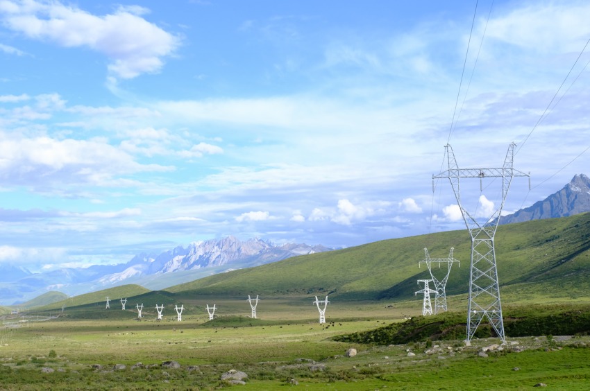 四川能投集團翻越川西第一海拔雀兒山建成110千伏輸變電工程。四川能投集團供圖