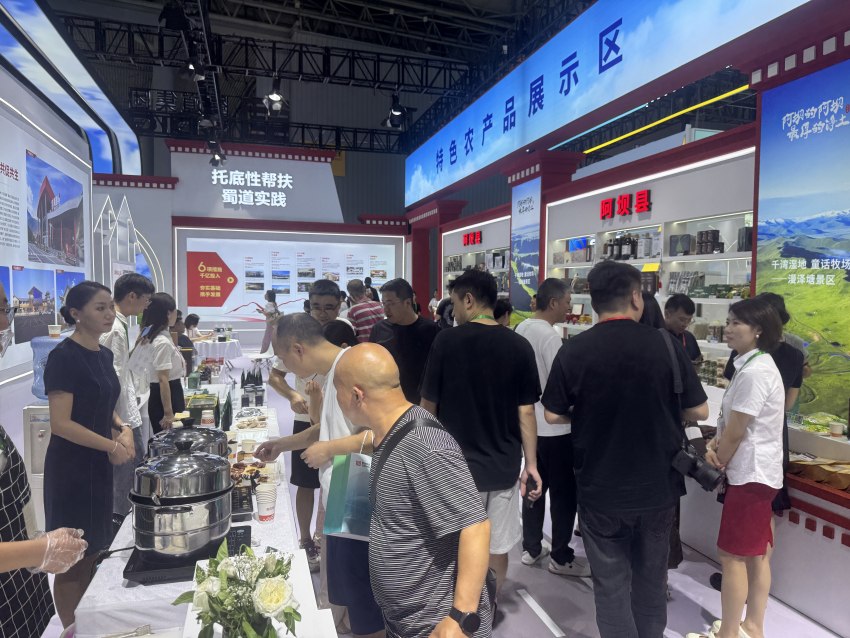 蜀道集團創新“大宗單品直采直供”消費幫扶模式，助力擦亮“阿壩的阿壩 最厚的凈土”特色農產品品牌。四川省國資委供圖