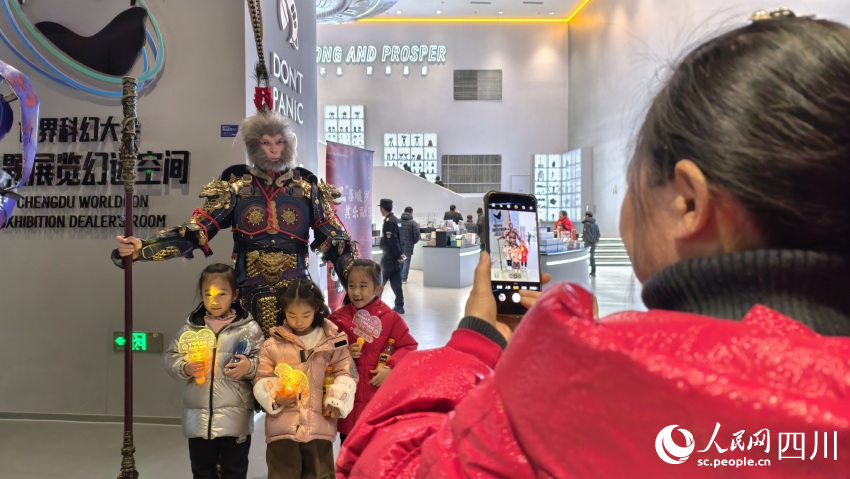觀眾在科幻“COSPLAY”巡展秀現(xiàn)場拍照打卡。人民網(wǎng) 趙祖樂攝
