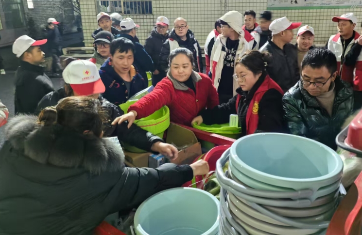 受災群眾的就餐、住宿、取暖等基本生活需求得到保障。宜賓融媒供圖