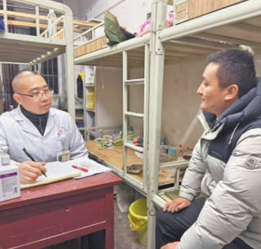 2月8日晚，在筠連縣第二中學校安置點，筠連縣中醫院的醫生正在了解安置群眾身體情況。本報記者 宋豪新攝