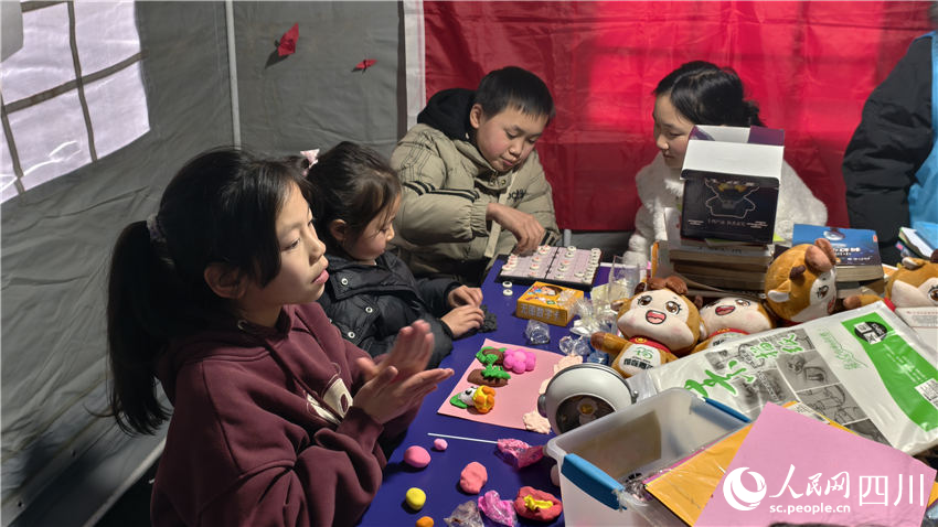 孩子們聚在一起玩耍。人民網(wǎng) 趙祖樂攝