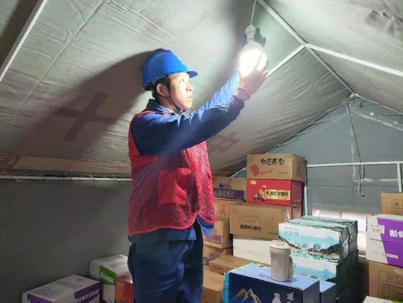 在受災(zāi)群眾安置點，國網(wǎng)宜賓供電公司搶險支援人員第一時間為紅十字會救災(zāi)帳篷安裝照明燈。楊義偉攝