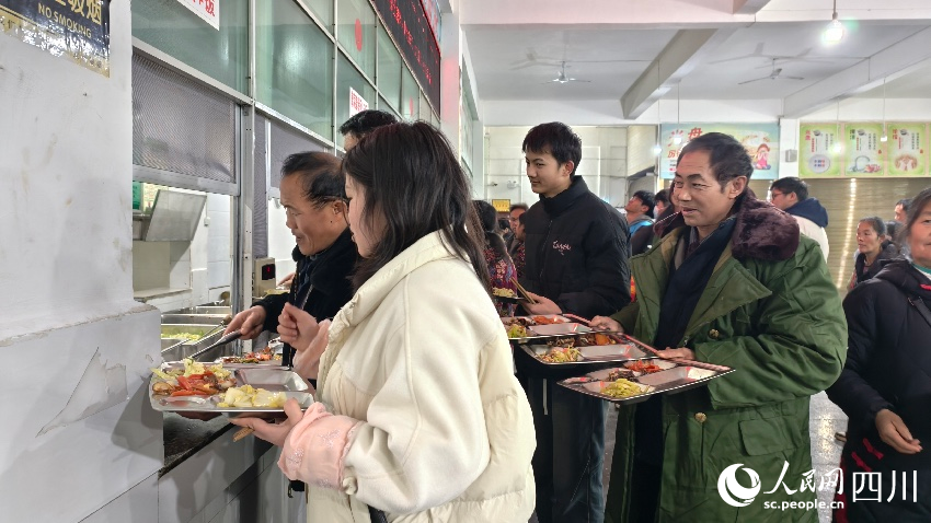 安置點的村民排隊就餐。人民網 趙祖樂攝