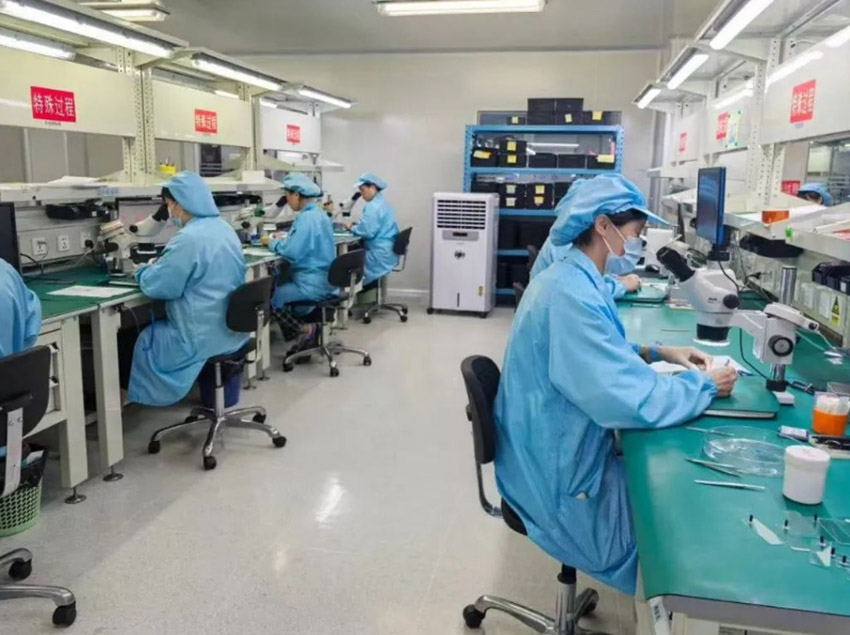 成都聯(lián)幫微波通信工程有限公司工作人員緊張有序地操控著儀器。成都市經(jīng)信局市新經(jīng)濟委供圖