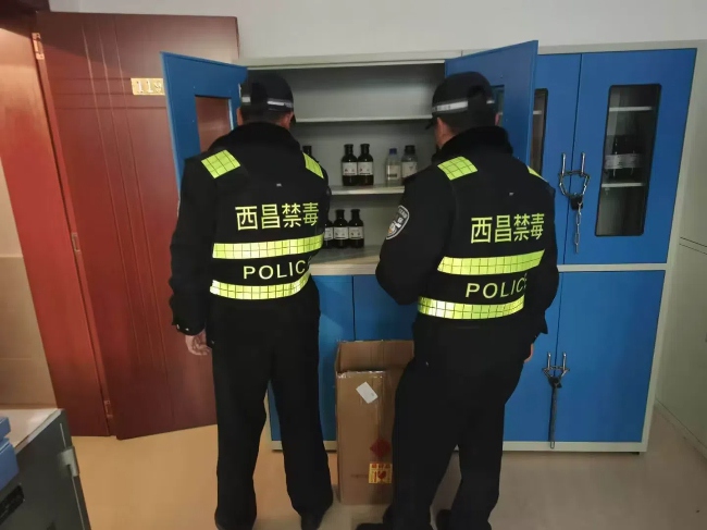 工作人員對化學(xué)品企業(yè)進(jìn)行排查。西昌市公安局供圖