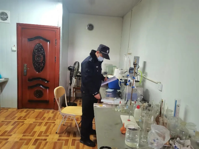 工作人員進(jìn)行清單式排查。西昌市公安局供圖