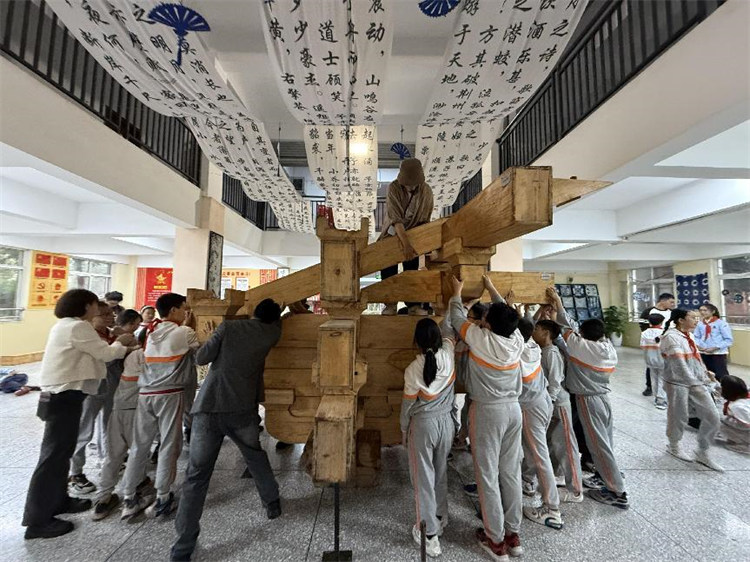 同學們參加校外拓展訓練。東坡小學供圖