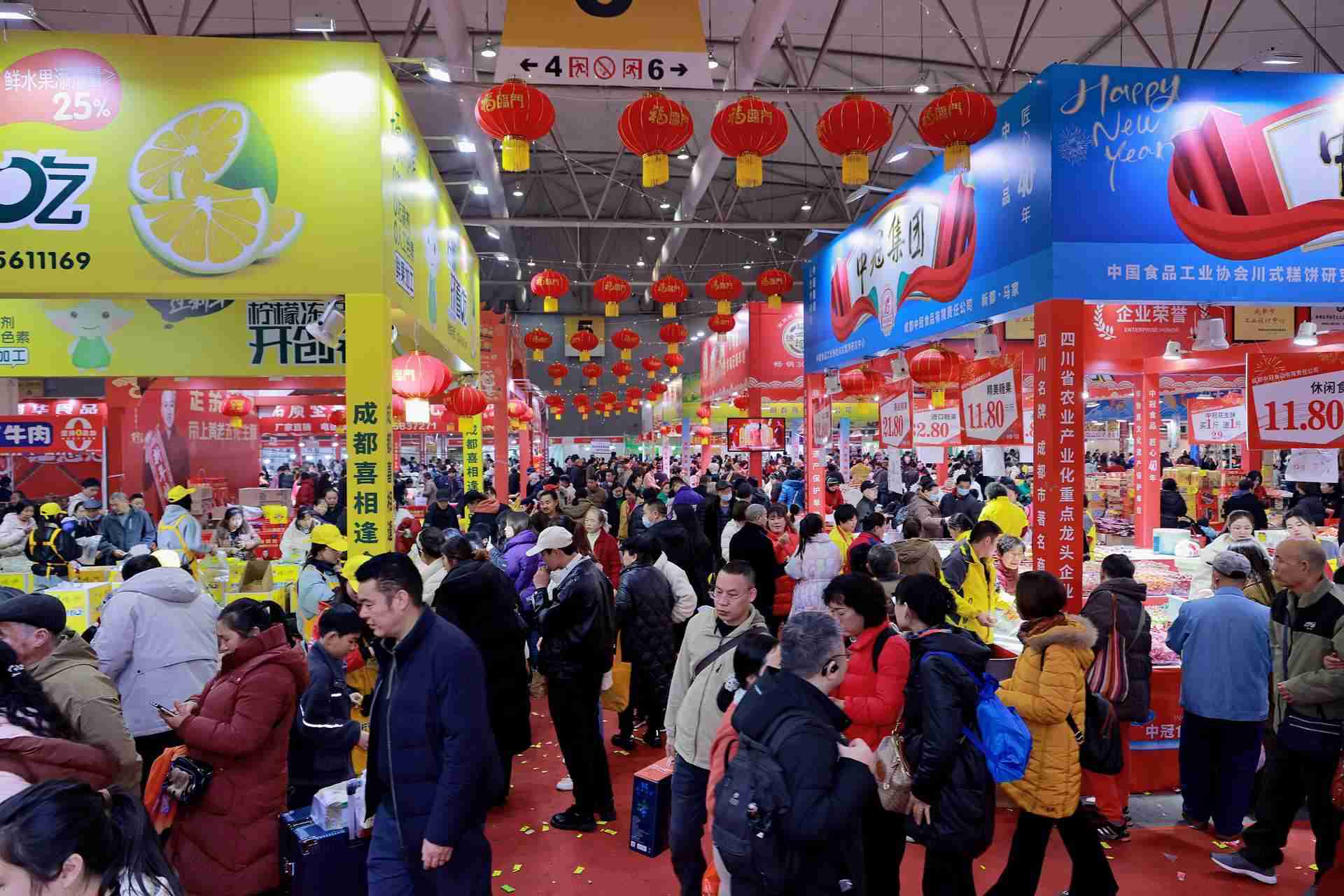 第28屆四川新春年貨購(gòu)物節(jié)期間，成都世紀(jì)城國(guó)際會(huì)展中心展區(qū)現(xiàn)場(chǎng)。成都市博覽局供圖