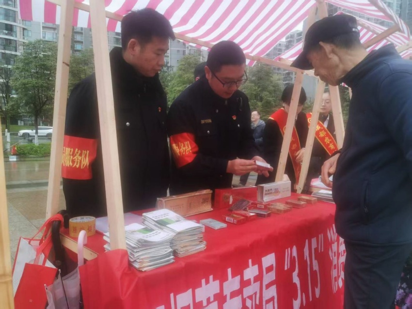 工作人員向市民普及《消費者權(quán)益保護法》《食品安全法》等相關(guān)法律法規(guī)。新都區(qū)市場監(jiān)管局供圖