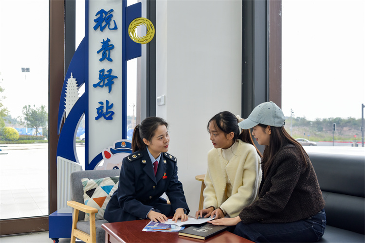 稅務干部在稅費驛站開展宣傳輔導活動。成都市稅務局供圖