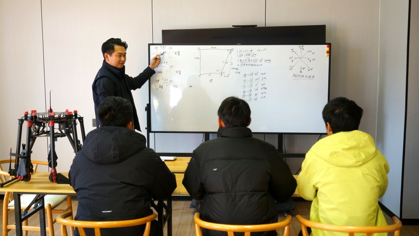周棟正在做無人機培訓。德昌縣委宣傳部供圖