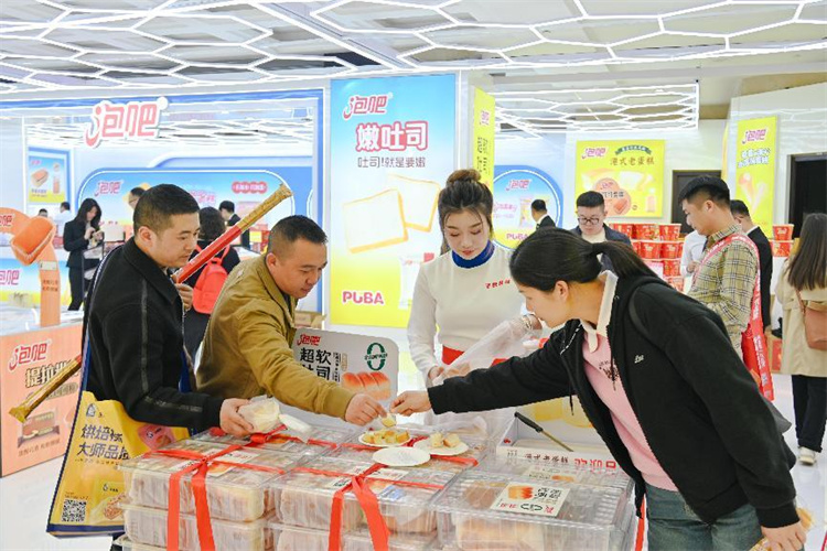 客商提供現場品鑒。青羊區融媒體中心供圖.jpg