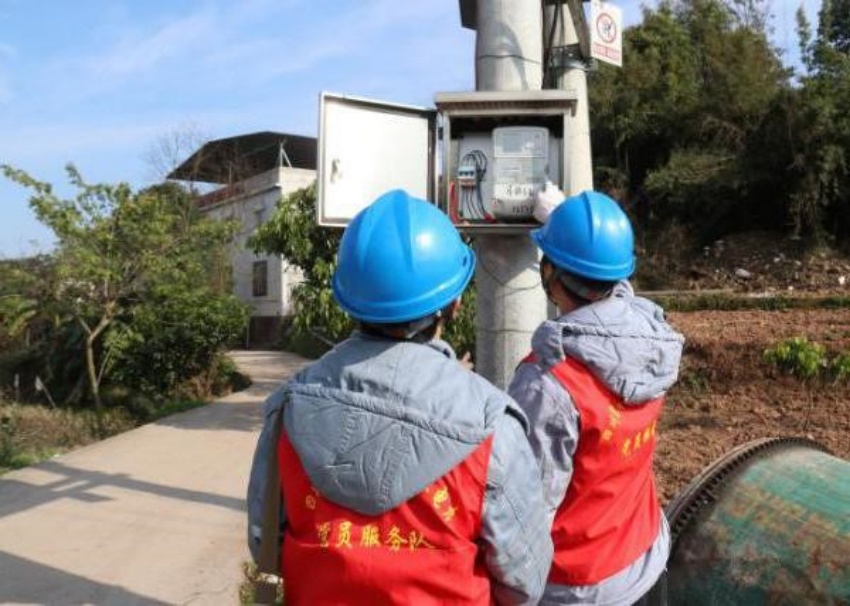 合江電力公司為花椒基地安裝智能化配電設備。四川省水電集團供圖