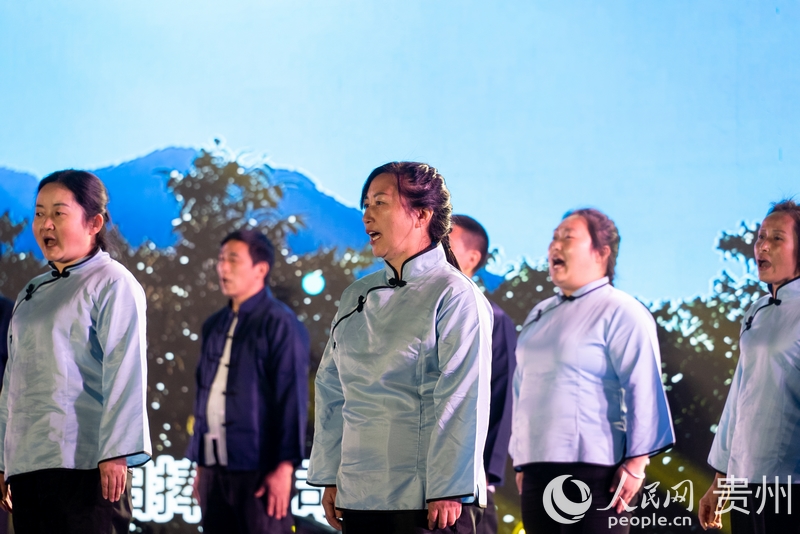 “村晚”舞臺上的周廷勇（中）。人民網 涂敏攝