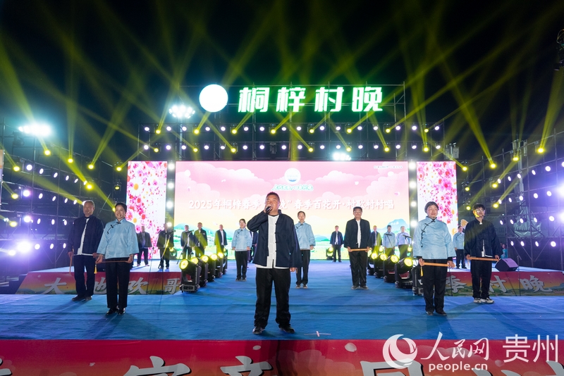 周廷勇與公平村歌隊隊員們一同登臺表演。人民網 涂敏攝
