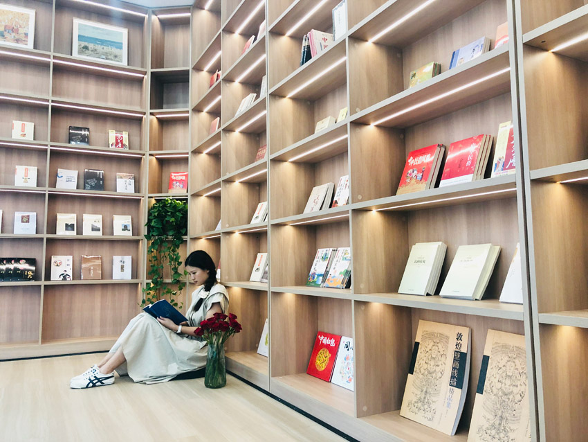 在咖啡香味中讀書，渾然忘憂。綿竹金申文旅公司供圖