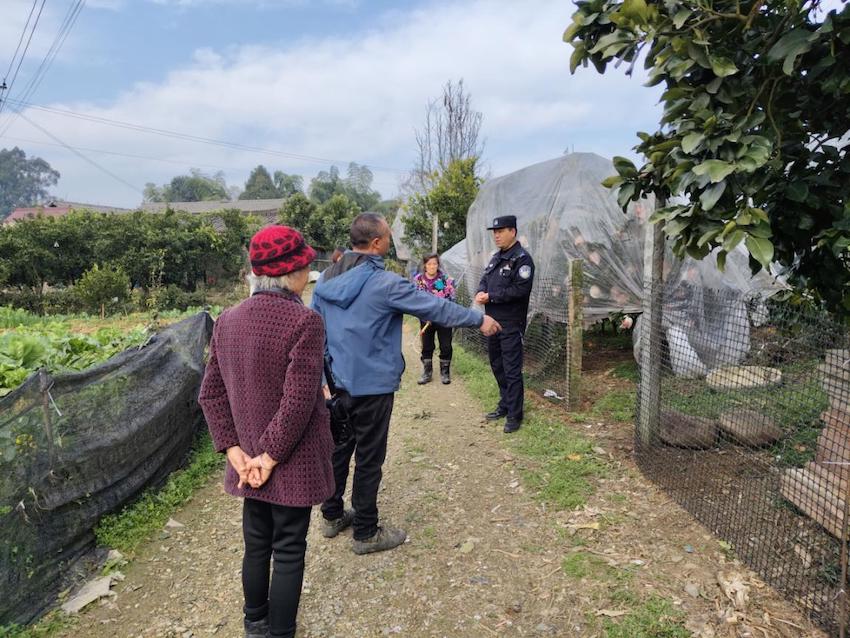 村警調(diào)解土地糾紛。蒲江縣公安局供圖