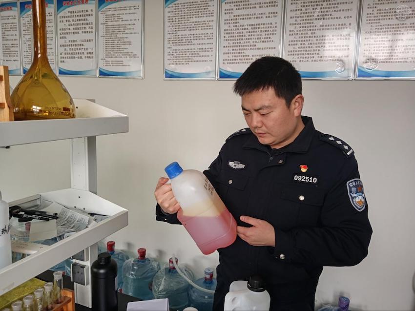 民警檢查農(nóng)資銷售點(diǎn)。蒲江縣公安局供圖