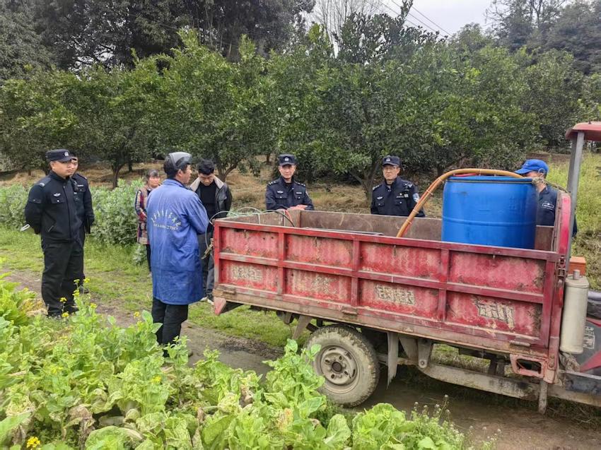 民警勸導(dǎo)農(nóng)用車載人。蒲江縣公安局供圖