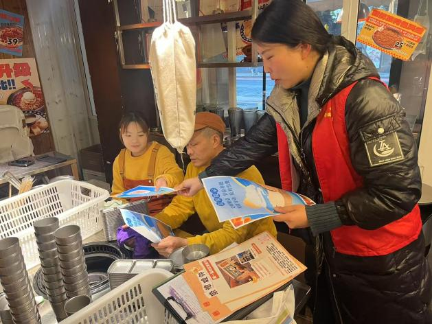 工作人員深入街頭餐飲店現場宣講。錦江區錦官驛街道供圖