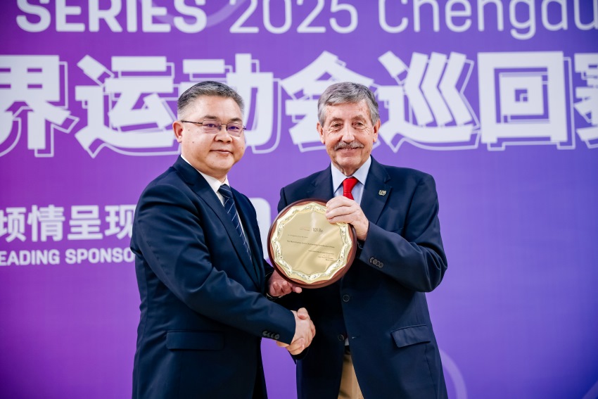 何塞·佩魯雷納代表協會授予成都東部新區“世界運動會巡回賽杰出貢獻賽區”稱號。主辦方供圖