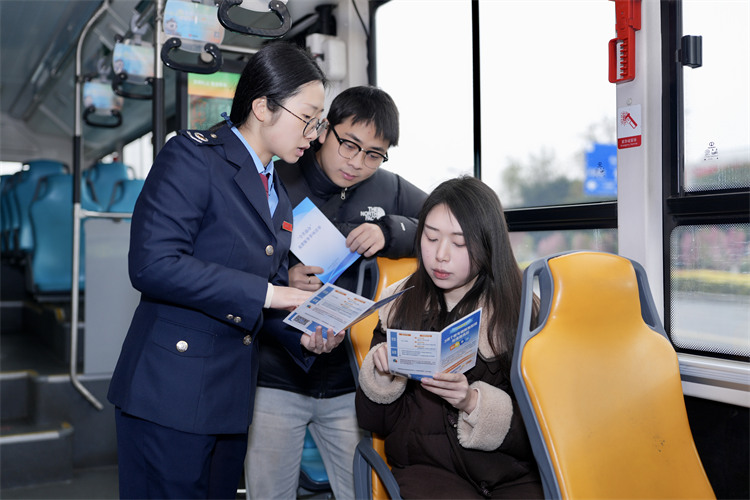 稅務(wù)干部在公交車上為納稅人繳費(fèi)人講解稅收政策。成都市稅務(wù)局供圖