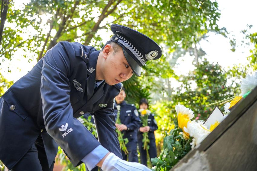 民（輔）警祭掃烈士墓。成都公安供圖