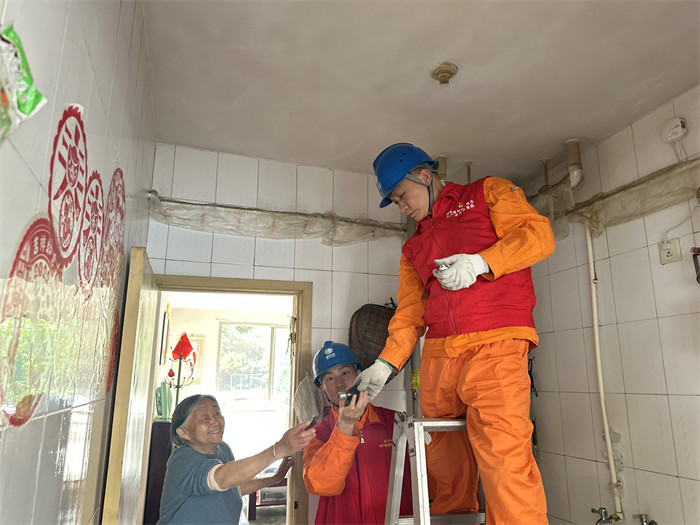 4月10日，國網成都供電公司黨委組織黨員服務隊到成都市金牛區新天地民苑為高齡獨居老人排除用電隱患。國網成都供電公司供圖
