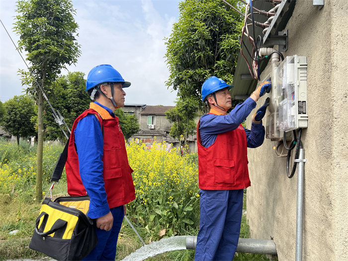 4月10日，國網成都供電公司黨委組織黨員服務隊到彭州市葛仙山鎮楠楊村，為農戶的排灌機井開展用電檢查，消除安全隱患。國網成都供電公司供圖