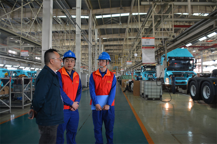 4月9日，國網成都供電公司黨委組織黨員服務隊到中國重汽集團成都王牌商用車有限公司為客戶提供上門用電檢查服務。國網成都供電公司供圖