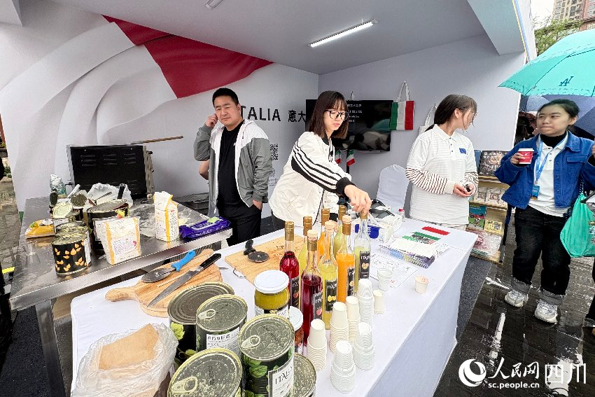 由歐盟駐華代表團(tuán)主辦的“2025成都·歐洲文化季”暨“歐洲風(fēng)情街”開(kāi)幕式在四川省成都市東郊記憶園區(qū)舉行。人民網(wǎng)記者 朱虹攝