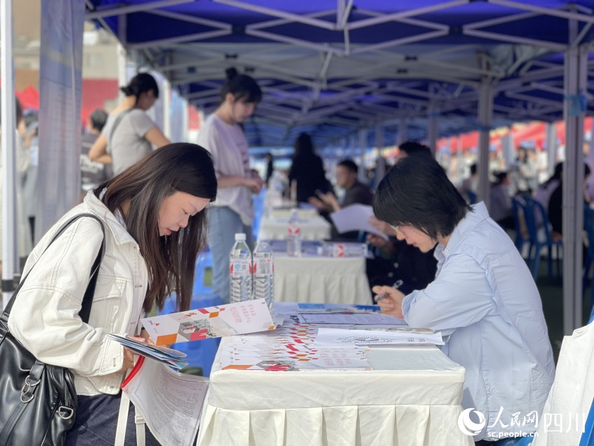 招聘活動(dòng)現(xiàn)場(chǎng)。人民網(wǎng) 王凡攝
