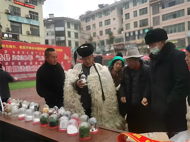 當地群眾學習了解禁毒科普知識。美姑縣委禁毒辦供圖