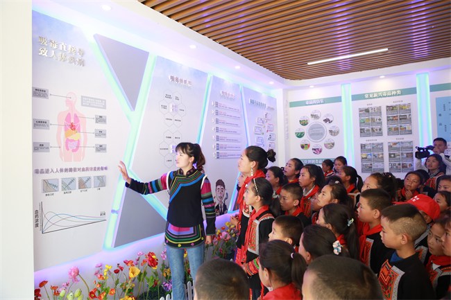 學生們正在學習禁毒知識。美姑縣委禁毒辦供圖