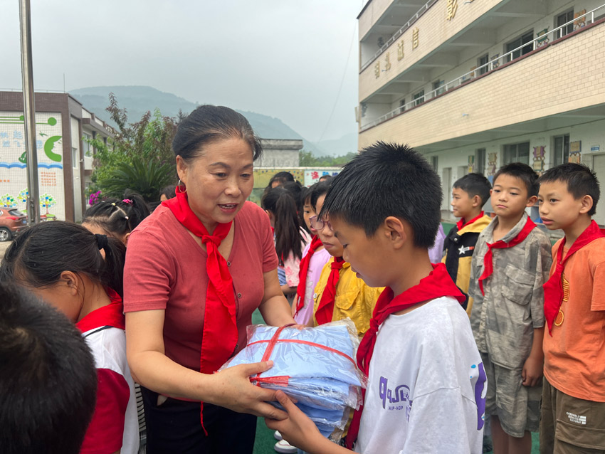 劉春香為鄉(xiāng)村留守兒童送去嶄新校服.jpg