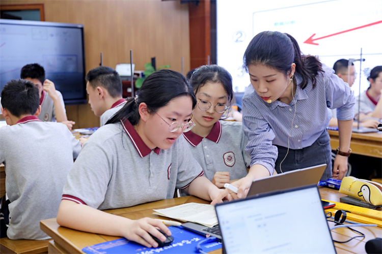 學生從AI的角度探討所學內(nèi)容。