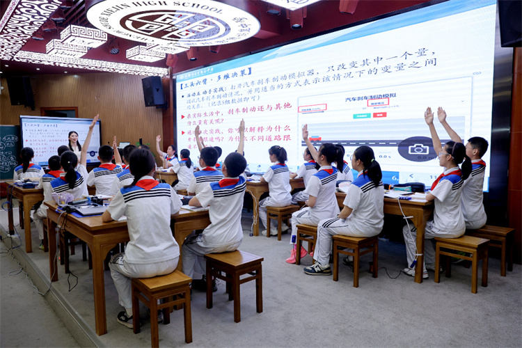 學生積極回答老師的提問。