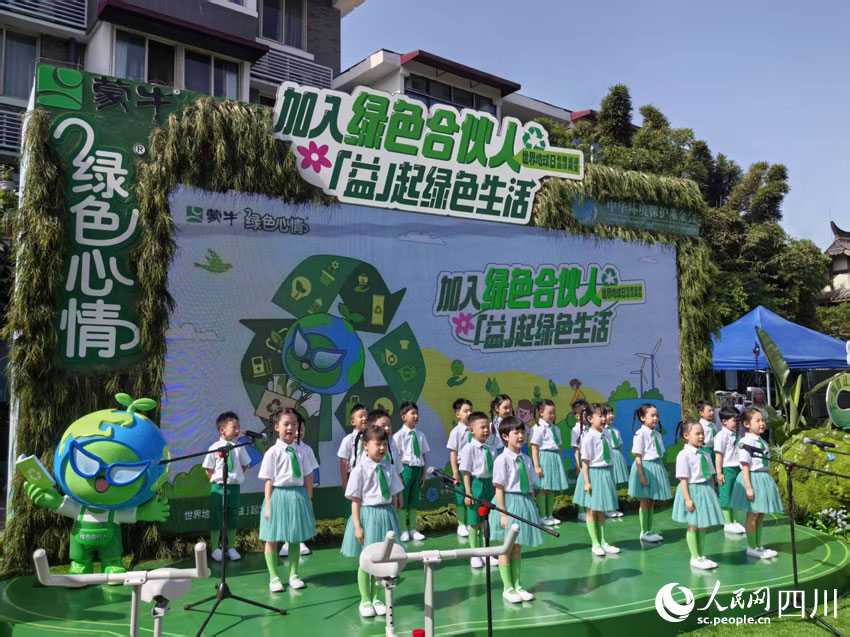 孩子們朗誦環(huán)保主題詩(shī)歌。人民網(wǎng)記者 劉海天攝
