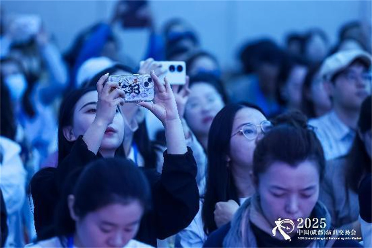 參會代表用手機記錄精彩內容。